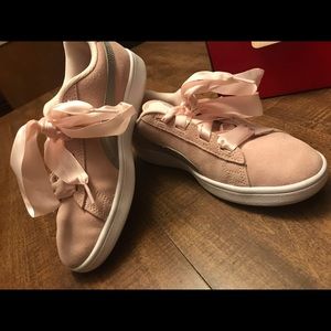 Pumas size 6 run big so if u r a 7 in woman fits